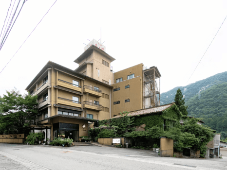＜基本／1泊2食付き＞自然豊かなロケーションと、芭蕉が絶賛したと言われる温泉が自慢の隠れ宿／遊菜会席