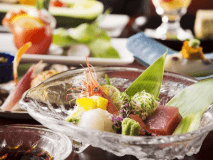 料理長自らが市場でその日に仕入れる旬のお造り