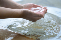 三十万年前の海水が温泉として湧き出でる