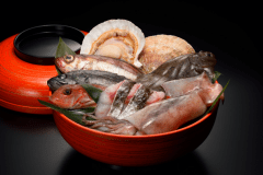 鰺ヶ沢の地魚を炭火焼きでご提供。お好きな魚介が選べる「海の宝石箱」