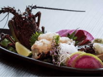 伊豆で揚がった伊勢海老をお愉しみください。伊勢海老のお造り(一例)