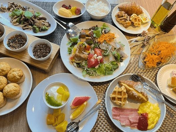 料理長こだわりの朝食メニューは、連泊でも飽きない豊富なメニューを取り揃えております。