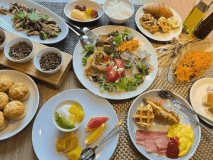 料理長こだわりの朝食メニューは、連泊でも飽きない豊富なメニューを取り揃えております。