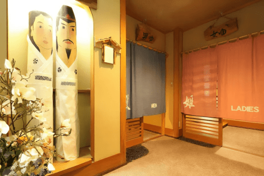 【館内】大浴場への通路です。道祖神がお出迎えいたします。