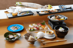 【鮨を楽しむ｜1泊2食付／夕食17:00～】海を眺める鮨カウンター「海におまかせコース」＆旬彩朝食