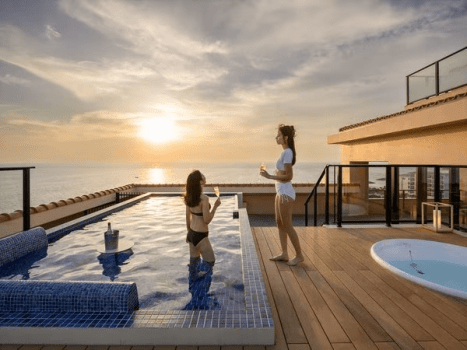 【客室】アクアプールスイート(9F)　季節に合わせて加温ができ、オールシーズン開放的に沖縄の自然を体感。