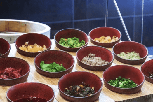 【ご朝食】12種のトッピングとともに、季節によって様々な味覚が愉しめる中華粥をお愉しみください