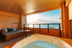 【クラブラウンジ付】【早特55】全室屋外ジェットバス付～寛ぎのAQUAステイ(朝食付)