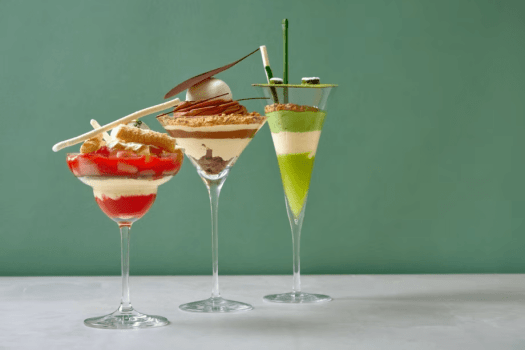 見た目も華やかな夜限定パフェを「ソと菓」でご用意。 見た目も華やかな夜限定パフェを「ソと菓」でご用意。