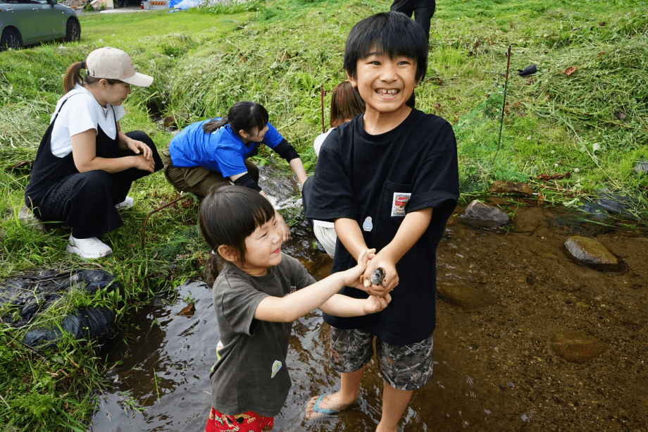マスのつかみ取り体験♪キンキンに冷えた雪解け水が流れる小川の中で、マスをつかみ取りましょう！