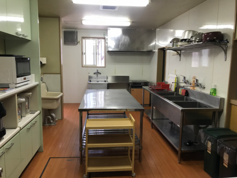 広々キッチンには、IHコンロ２口、大容量冷蔵庫、冷凍庫、電子レンジ、1升炊き炊飯器がございます。