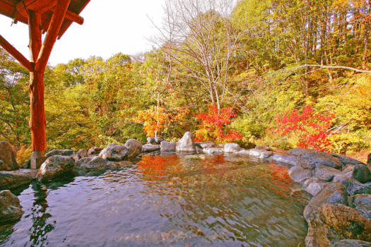 【露天風呂】谷川連山の大パノラマと、天然温泉の滝を望む露天風呂。