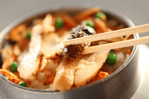 【ご夕食】秋のご夕食料理の一品「松茸釜飯」