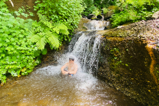 天然の滝と沢水で冷水浴できる贅沢なフィンランド流サウナガーデン！