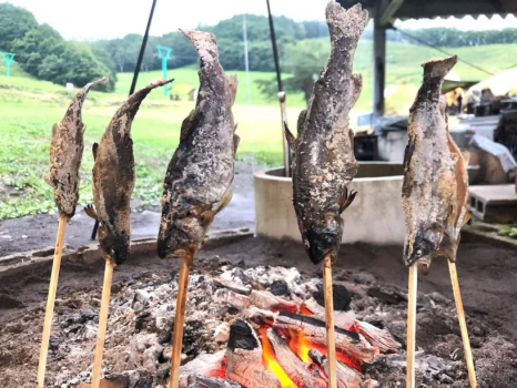 捕まえたマスは塩焼きにしてお渡し！