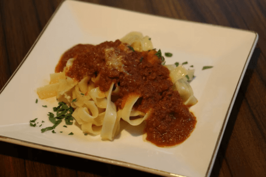 赤ワイン香るラグーソース生パスタ　タリアテッレ
