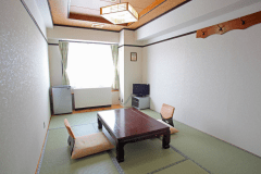 【＜禁煙＞和室6畳（2名定員）】水上高原の大自然を一望できる6畳の和室は、2名様定員のお部屋となります。