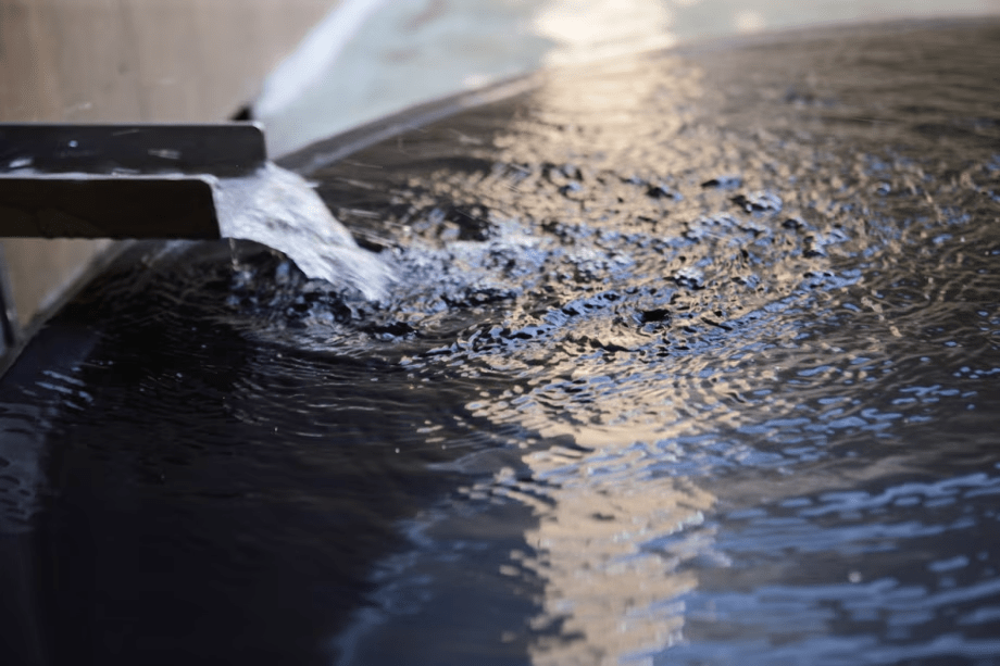 【1F源泉掛け流し露天風呂】越後湯沢温泉を贅沢な源泉掛け流しでお楽しみいただけます。