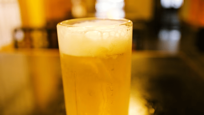 【冷蔵庫内フリードリンク】ご滞在中いつでもお部屋で楽しめるお酒のセレクトを冷蔵庫内にご用意いたします。