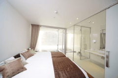 【1F寝室】家具の色調で四季をイメージした客室は、源泉掛け流し温泉露天風呂付きメゾネットタイプの全4室。癒しと寛ぎの空間をご提供いたします。