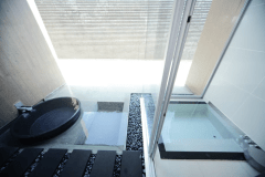 【1F源泉掛け流し露天風呂】快適な空間で温泉をゆったりと堪能できる開放感のあるバスルームと、越後湯沢温泉を贅沢な源泉掛け流しで堪能できる露天風呂。