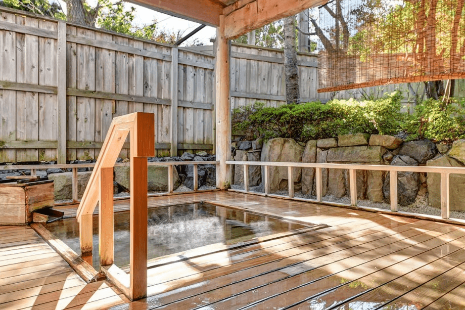 【坪の湯～総ひば造り庭園露天風呂～】朝は光が差し込み庭園の緑を照らします