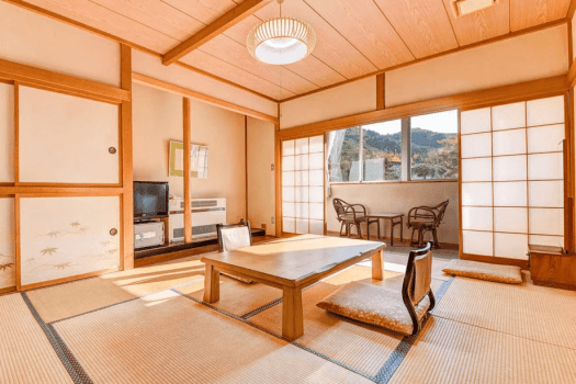 【庭園側和室10畳】広縁からは当館の庭園や山々の眺望をお楽しみいただけます。