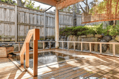 【坪の湯～総ひば造り庭園露天風呂～】朝は光が差し込み庭園の緑を照らします