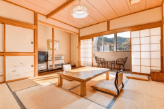 【庭園側和室10畳】広縁からは当館の庭園や山々の眺望をお楽しみいただけます。