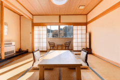 【庭園側和室10畳】広縁からは当館の庭園や山々の眺望をお楽しみいただけます。