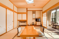 【庭園側和室8畳】純和風のお部屋でゆっくりお寛ぎください。