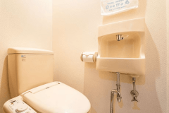 【庭園側和室8畳】客室のトイレもご利用いただけます。