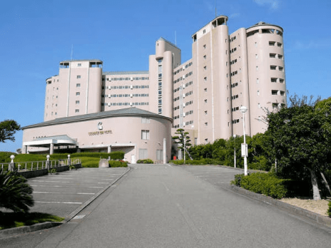 ホテルの前に広がる約110台停めることのできる駐車場（無料/予約不要）