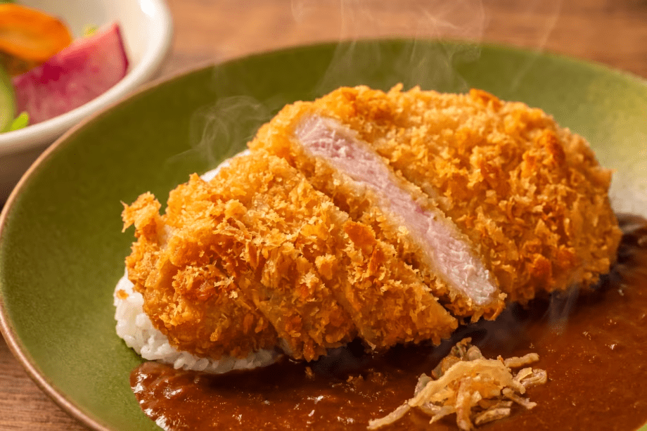 【三元豚ロースカツカレー】さっくり揚げた三元豚ロースカツをのせた、満足感のあるカレー。