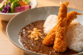 【海老フライカレー】サクサクの海老フライを贅沢にのせた、食べ応えのあるカレー。