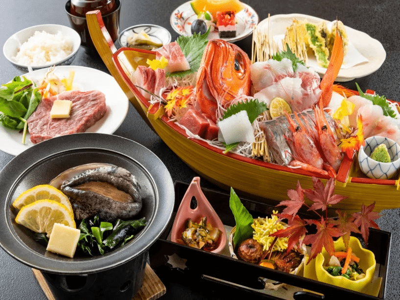 鮑ステーキに船盛もついて大満足な内容となっております