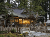 お車で約10分の劔神社