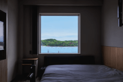 Queen with Bay View