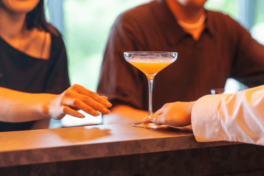 ・【バー】受付棟にてお酒をお楽しみいただけます ・【バー】受付棟にてお酒をお楽しみいただけます