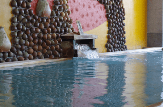 男性展望風呂のオブジェと湯口