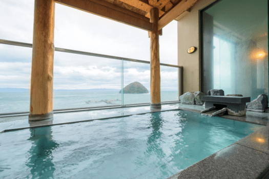 露天風呂から湯の島を眺める