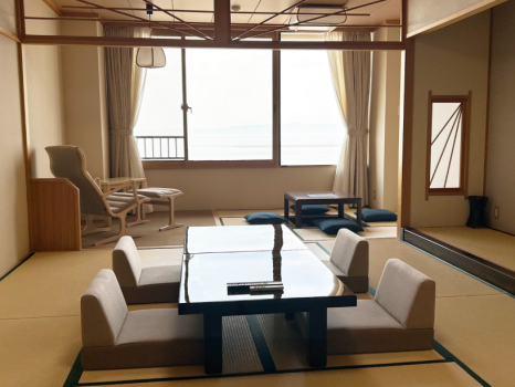 和室は、全室「オーシャンビュー」です。波穏やかな陸奥湾、海上にぽっかりと存在する浅虫のシンボル「湯の島」や夕景を、津軽塗のテーブル、リラックスチェア、そして窓際にしつらえた掘りごたつでゆっくりとご覧ください。