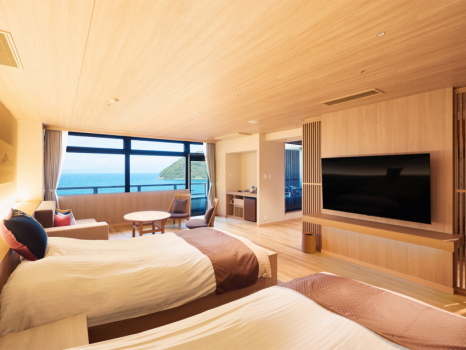 広さ117㎡の「むつ湾スイート」は当館に1部屋だけの特別室。見晴らしのいいリビングには上質なベッドとソファセットをご用意。津軽旧家の欄間を移築した重厚な空間の和室（13畳）もございます。ゆったり広いオーシャンビューの露天風呂で、海と空を眺め、陸奥湾の風を感じながら掛け流しの温泉でおくつろぎください。最大6名様まで宿泊が可能です。