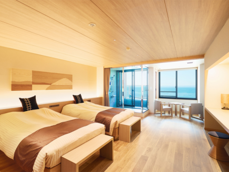 客室最上階の8階に見晴らしのいいラグジュアリーなツインルームをご用意しました。海と空を眺め、潮風を感じながら、心ゆくまで温泉かけ流しの露天風呂をお楽しみいただけます。陸奥湾を臨むシャワールームもございます。