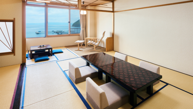 和室は、全室「オーシャンビュー」です。波穏やかな陸奥湾、海上にぽっかりと存在する浅虫のシンボル「湯の島」や夕景を、津軽塗のテーブル、リラックスチェア、そして窓際にしつらえた掘りごたつでゆっくりとご覧ください。
