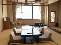 和室は、全室「オーシャンビュー」です。波穏やかな陸奥湾、海上にぽっかりと存在する浅虫のシンボル「湯の島」や夕景を、津軽塗のテーブル、リラックスチェア、そして窓際にしつらえた掘りごたつでゆっくりとご覧ください。