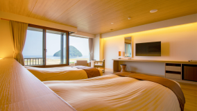 入り口は車椅子もスムーズに入れるよう広めになっており、スロープが室内に続いているので、足元の不安なくスムーズにご入室いただけます。陸奥湾を眼下に見下ろす室内も段差はなく、ユニットバスは介助の方も一緒に入れる広さで、入り口付近とユニットバスには手すりを設置、洗面台も車椅子のままでご利用できます。空が近く、陸奥湾を見下ろすオーシャンビューをお楽しみください。