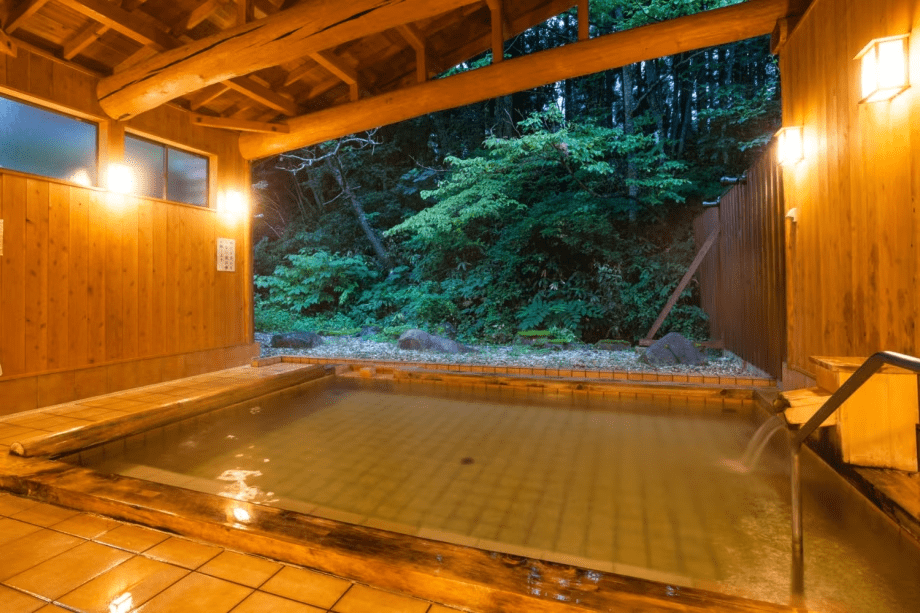 【温泉露天風呂／離れ】開放感のある景色が魅力の、離れの温泉露天風呂です。春の新緑や冬の雪景色など、四季折々の苗場の風景を眺めながら、ゆっくりとおくつろぎいただけます。