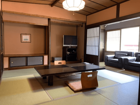 【和室2間・16～18畳】和室二間続きの、ゆとりのあるお部屋です（中央には襖が入ります）