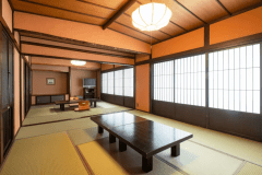 【和室2間・16～18畳】和室二間続きの、ゆとりのあるお部屋です（中央には襖が入ります）
